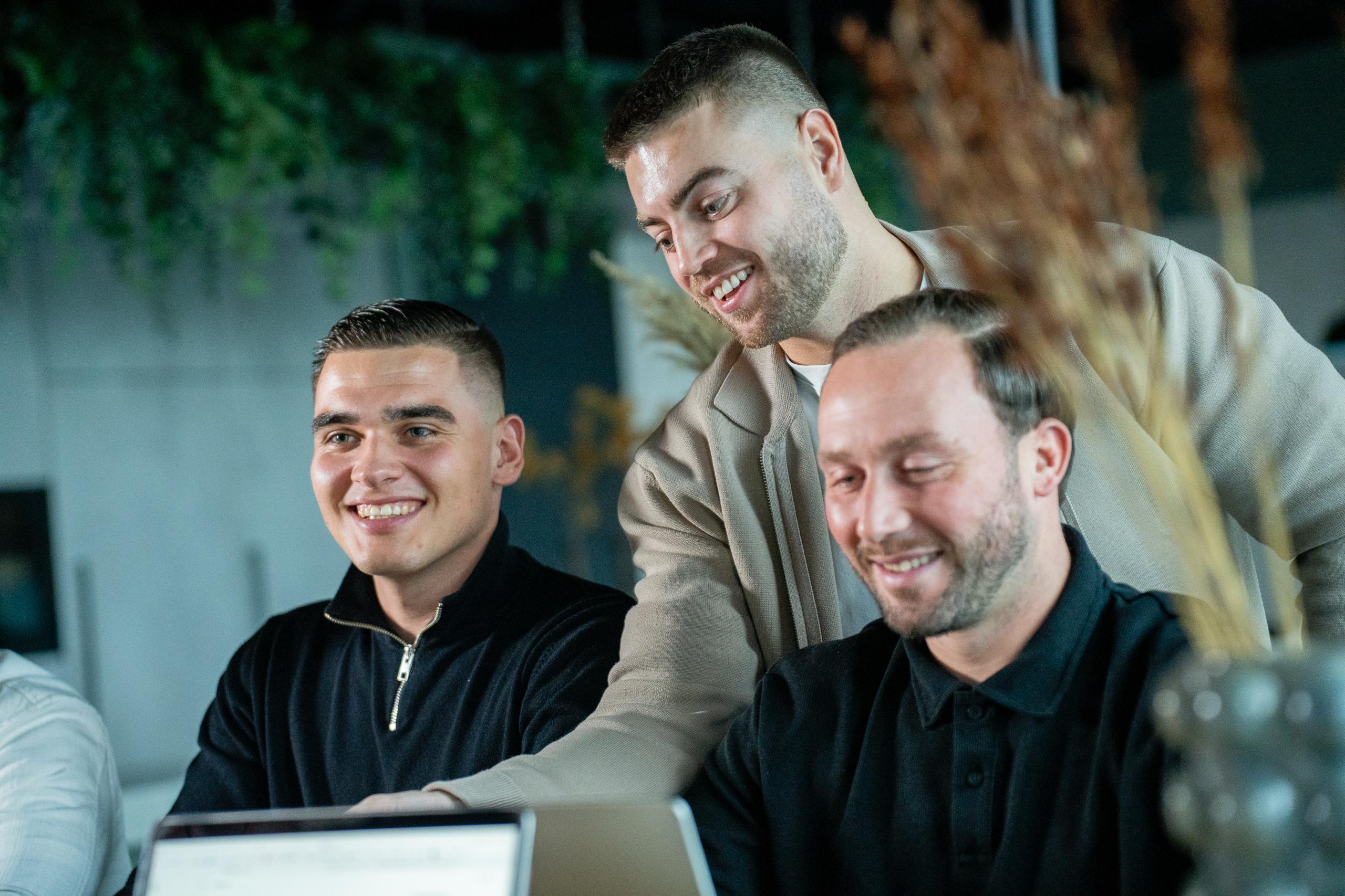 Team bespreekt AI-laag rond laptop