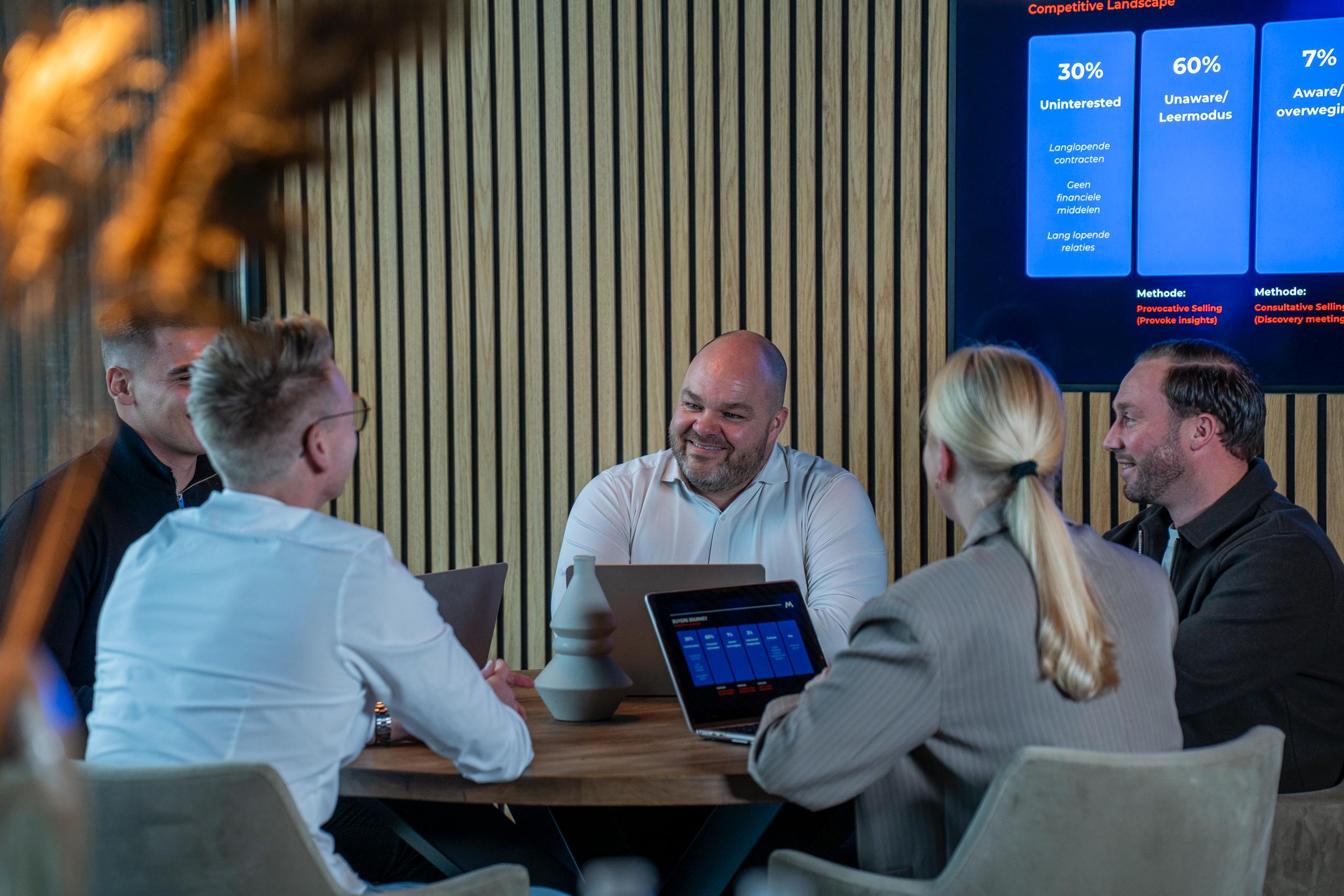 Match-AI workshop met salespresentatie in vergaderruimte
